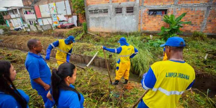 prefeita-debora-regis-acompanha-o-trabalho-de-limpeza-de-canais-e-dialoga-com-a-comunidade