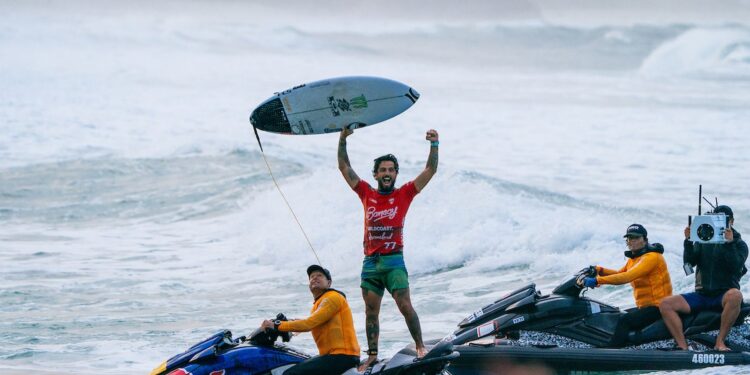 surfe:-filipe-toleto-conquista-titulo-da-etapa-de-gold-coast