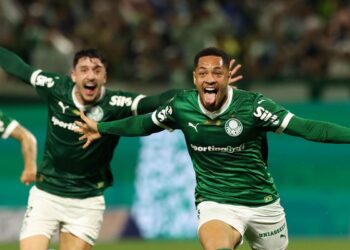 vitor-roque-marca-nos-acrescimos-para-levar-palmeiras-a-lideranca