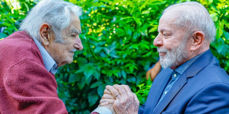 lula:-mujica-mostrou-“que-luta-politica-e-docura-podem-andar-juntas”