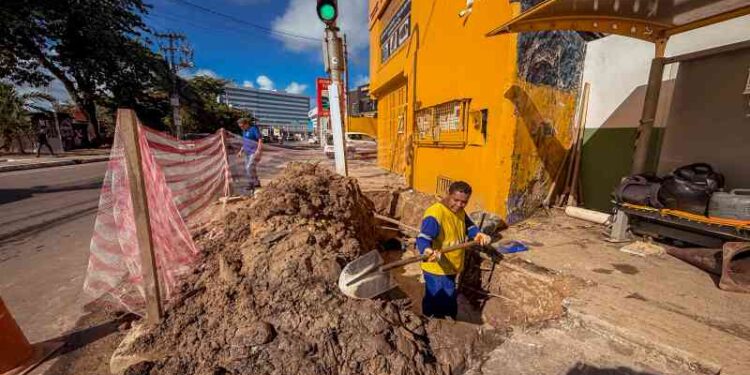 rua-euvaldo-santos-leite-recebe-acoes-para-reduzir-risco-de-inundacoes