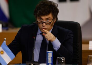 milei-restringe-imigracao-e-permanencia-de-estrangeiros-na-argentina