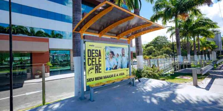 estrada-do-coco-recebe-novo-abrigo-para-parada-de-onibus