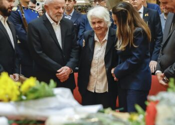 milhares-de-uruguaios-se-despedem-de-pepe-mujica-em-funeral