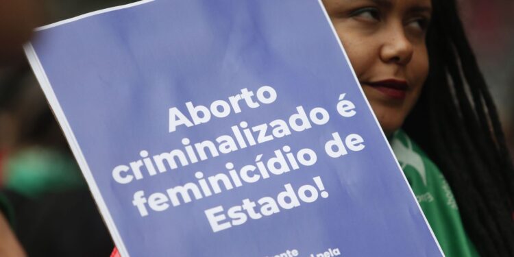 meninas-maes-passam-de-14-mil-e-so-1,1%-tiveram-acesso-a-aborto-legal