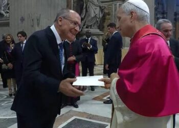 alckmin-entrega-ao-papa-convite-para-visitar-o-brasil-durante-a-cop30