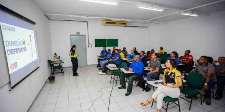 motoristas-de-transporte-escolar-participam-de-palestra-sobre-o-maio-amarelo