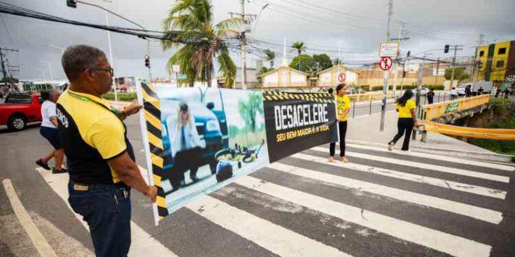prefeitura-leva-campanha-sobre-seguranca-no-transito-as-ruas-de-lauro-de-freitas