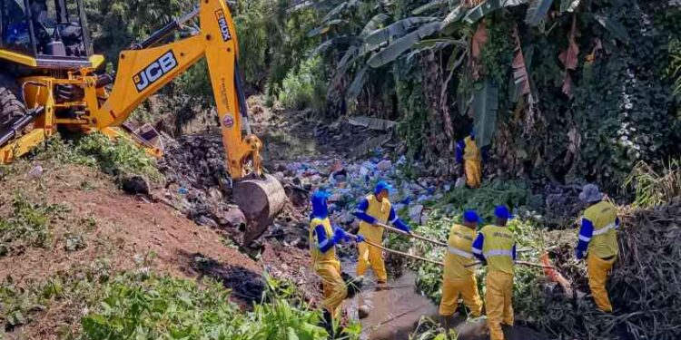 lauro-de-freitas-intensifica-limpeza-nos-rios,-drenagens-e-acoes-da-operacao-buraco-zero