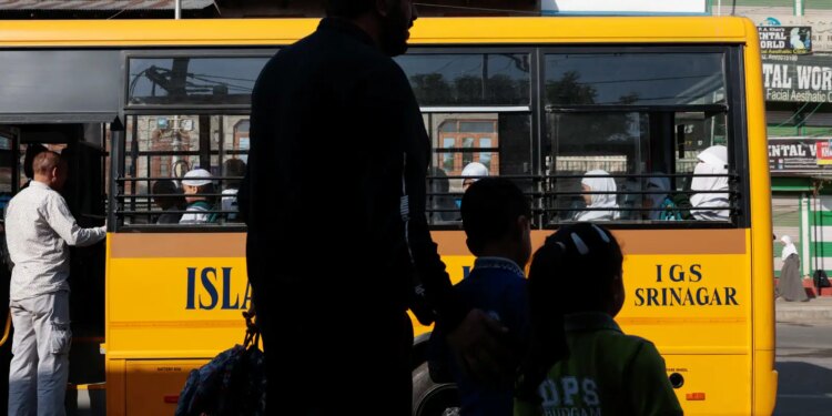 ataque-suicida-contra-onibus-escolar-deixa-cinco-mortos-no-paquistao