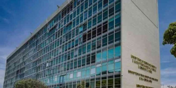 em-visita-ao-ministerio-do-esporte,-prefeita-debora-garante-reforma-do-ginasio-de-esportes