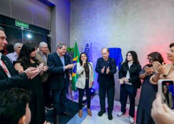 prefeita-debora-participa-da-inauguracao-da-acbeu,-em-lauro-de-freitas