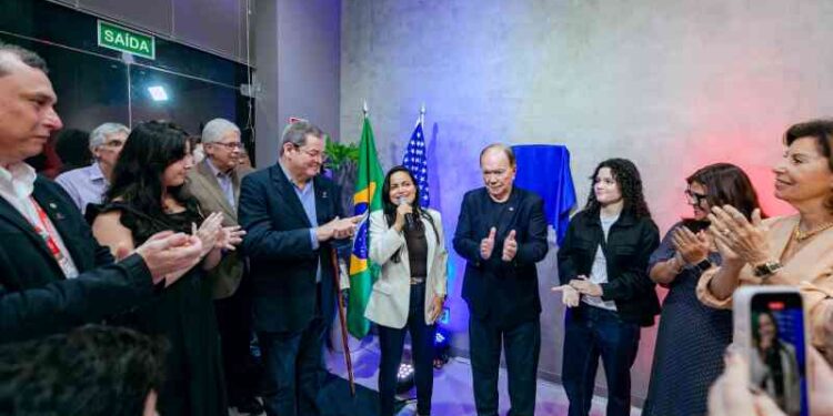 prefeita-debora-participa-da-inauguracao-da-acbeu,-em-lauro-de-freitas