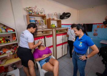 prefeita-prestigia-o-dia-d-da-familia-na-escola-neste-sabado-(24)