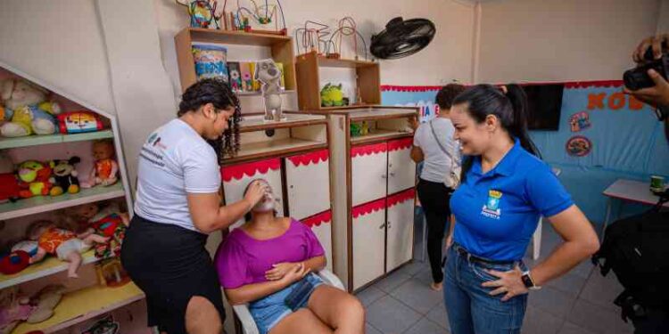 prefeita-prestigia-o-dia-d-da-familia-na-escola-neste-sabado-(24)