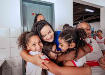 alunos-da-escola-da-vila-praiana-recebem-visita-da-prefeita-debora-regis-nesta-quarta-(28)