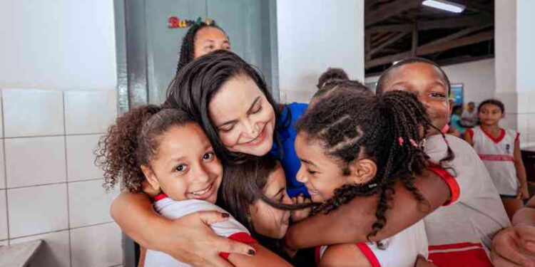 alunos-da-escola-da-vila-praiana-recebem-visita-da-prefeita-debora-regis-nesta-quarta-(28)
