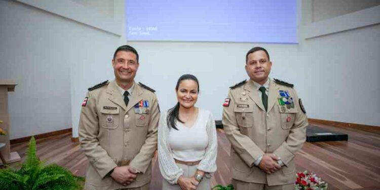 prefeita-debora-prestigia-troca-de-comando-da-81a-cipm-de-itinga