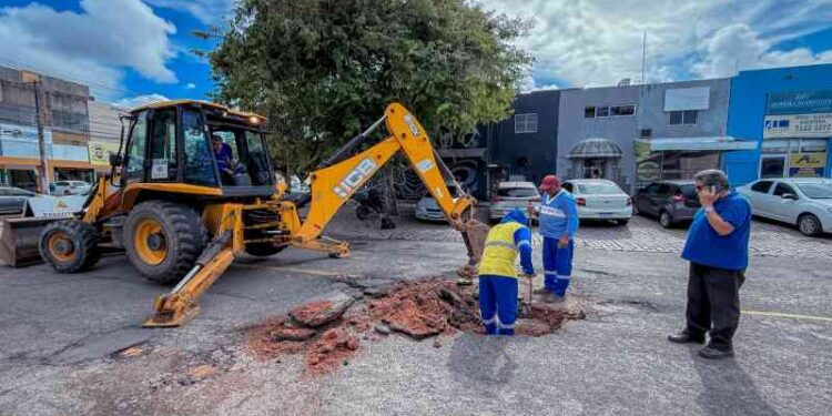 prefeitura-inicia-substituicao-de-manilhas-danificadas-na-av.-luiz-tarquinio-pontes