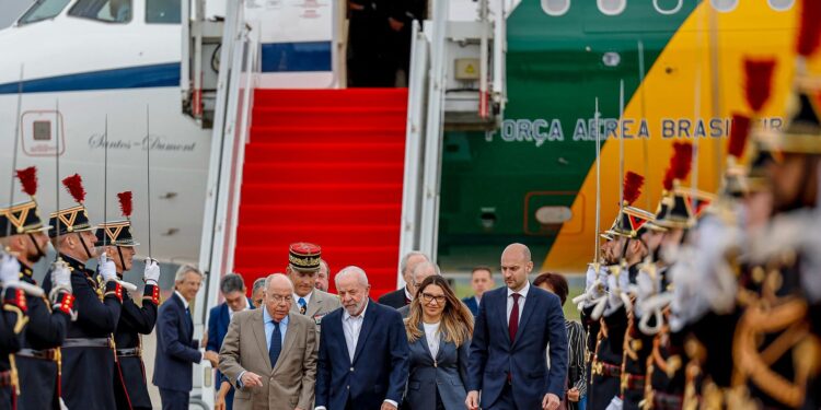 lula-chega-a-paris-para-visita-de-estado-e-encontro-com-empresarios