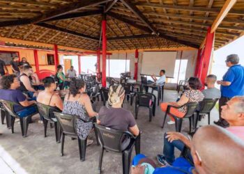 prefeitura-e-barraqueiros-dialogam-sobre-requalificacao-da-orla-de-ipitanga