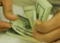 dolar-fecha-com-leve-alta-de-0,17%