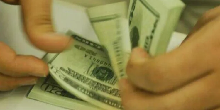 dolar-fecha-com-leve-alta-de-0,17%