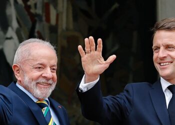 ucrania-e-russia-nao-podem-ser-tratados-em-pe-de-igualdade,-diz-macron