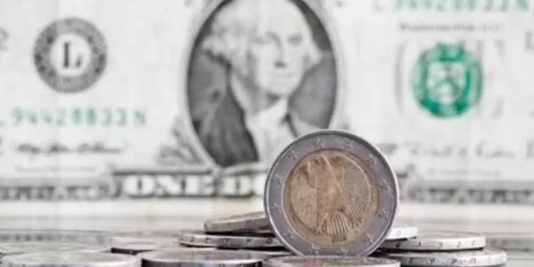 dolar-fecha-na-menor-cotacao-em-oito-meses,-a-r$-5,58