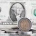dolar-fecha-na-menor-cotacao-em-oito-meses,-a-r$-5,58