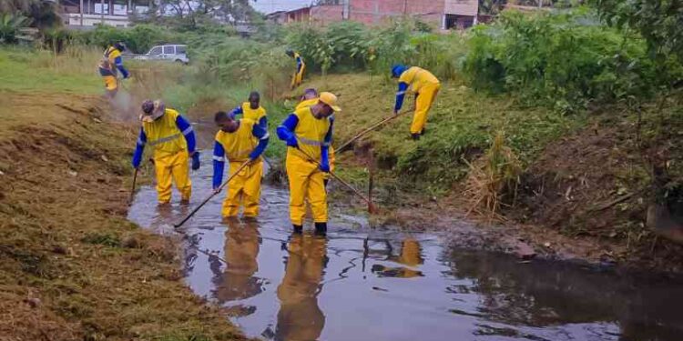 prefeitura-intensifica-limpeza-de-canal-para-prevenir-alagamentos