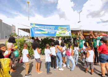 prefeita-debora-e-alunos-da-rede-municipal-prestigiam-drive-thru-ecologico