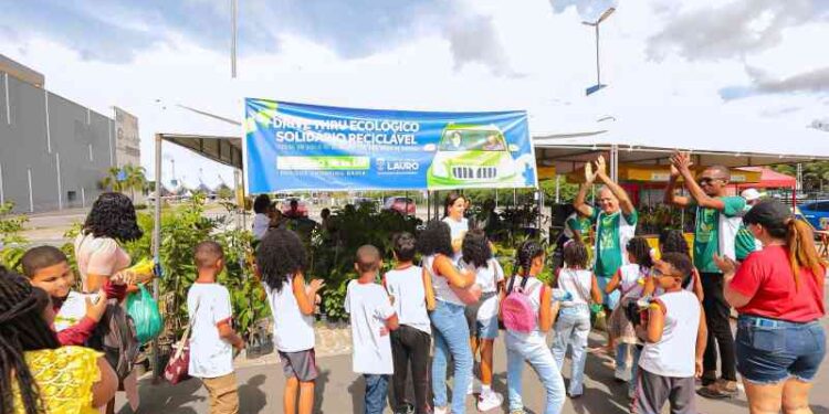prefeita-debora-e-alunos-da-rede-municipal-prestigiam-drive-thru-ecologico