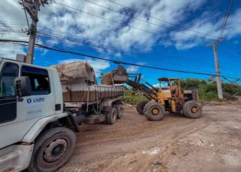 prefeitura-inicia-acao-de-limpeza-em-ponto-de-descarte-irregular-de-lixo-em-ipitanga