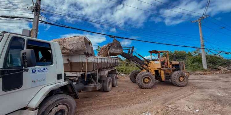 prefeitura-inicia-acao-de-limpeza-em-ponto-de-descarte-irregular-de-lixo-em-ipitanga