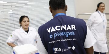 com-apenas-22%-de-cobertura,-rio-comeca-vacinacao-volante-contra-gripe