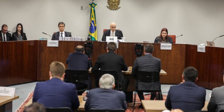 moraes-revoga-proibicao-de-reus-da-trama-golpista-de-manterem-contato