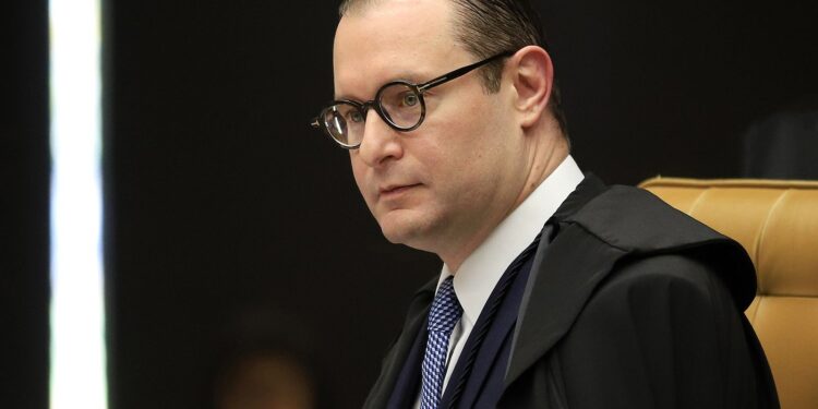 zanin-vota-para-responsabilizar-redes-sociais-por-posts-de-usuarios