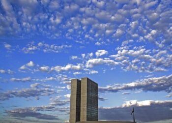 projeto-pode-permitir-que-parlamentar-acumule-aposentadoria-e-salario