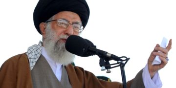 aiatola-do-ira-promete-punicao-“amarga-e-dolorosa”-contra-israel