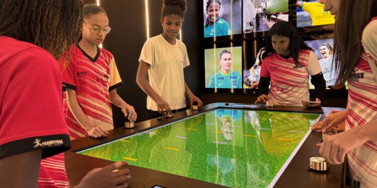 caravana-roda-o-pais-com-ex-atletas-do-futebol-feminino