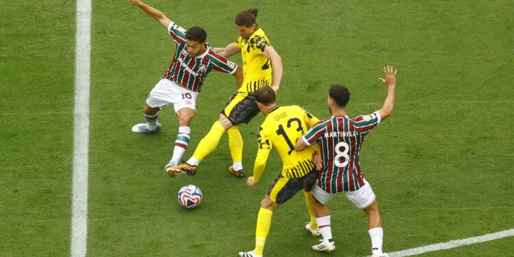 flu-domina-borussia,-mas-fica-no-0-a-0-na-estreia-do-mundial-de-clubes