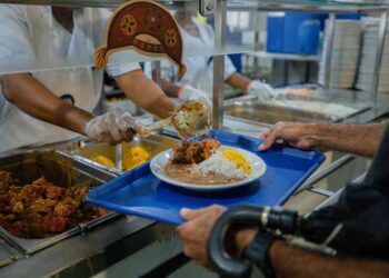 frango-caipira-e-vaca-atolada-foram-servidos-no-cardapio-junino-do-restaurante-popular