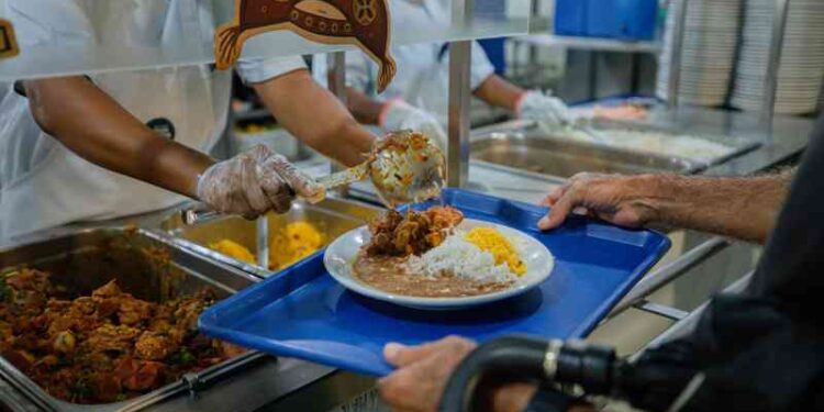 frango-caipira-e-vaca-atolada-foram-servidos-no-cardapio-junino-do-restaurante-popular