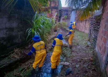 prefeitura-realiza-acao-preventiva-de-limpeza-de-canal-em-vias-do-municipio