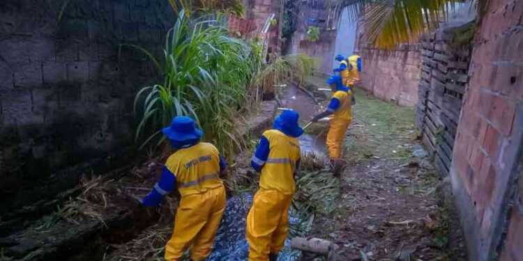 prefeitura-realiza-acao-preventiva-de-limpeza-de-canal-em-vias-do-municipio