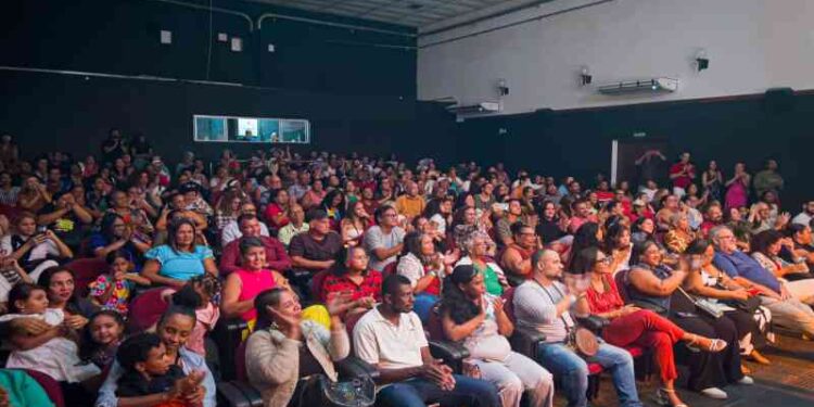 publico-lota-cineteatro-de-lauro-de-freitas-em-concerto-do-neojiba