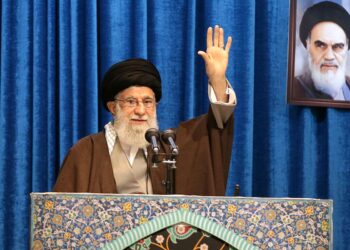 aiatola-ameaca-reagir-contra-eua-apos-trump-exigir-a-rendicao-do-ira