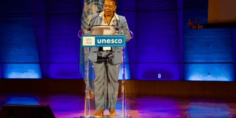 ministra-da-cultura,-margareth-menezes,-faz-discurso-em-evento-na-sede-da-unesco,-em-paris