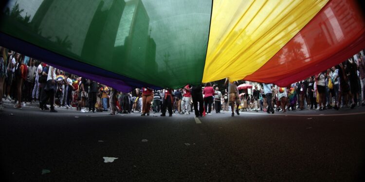 mpf-pede-suspensao-de-norma-do-cfm-sobre-terapia-para-jovens-trans